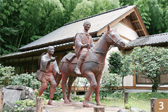 芭蕉の旅姿の銅像